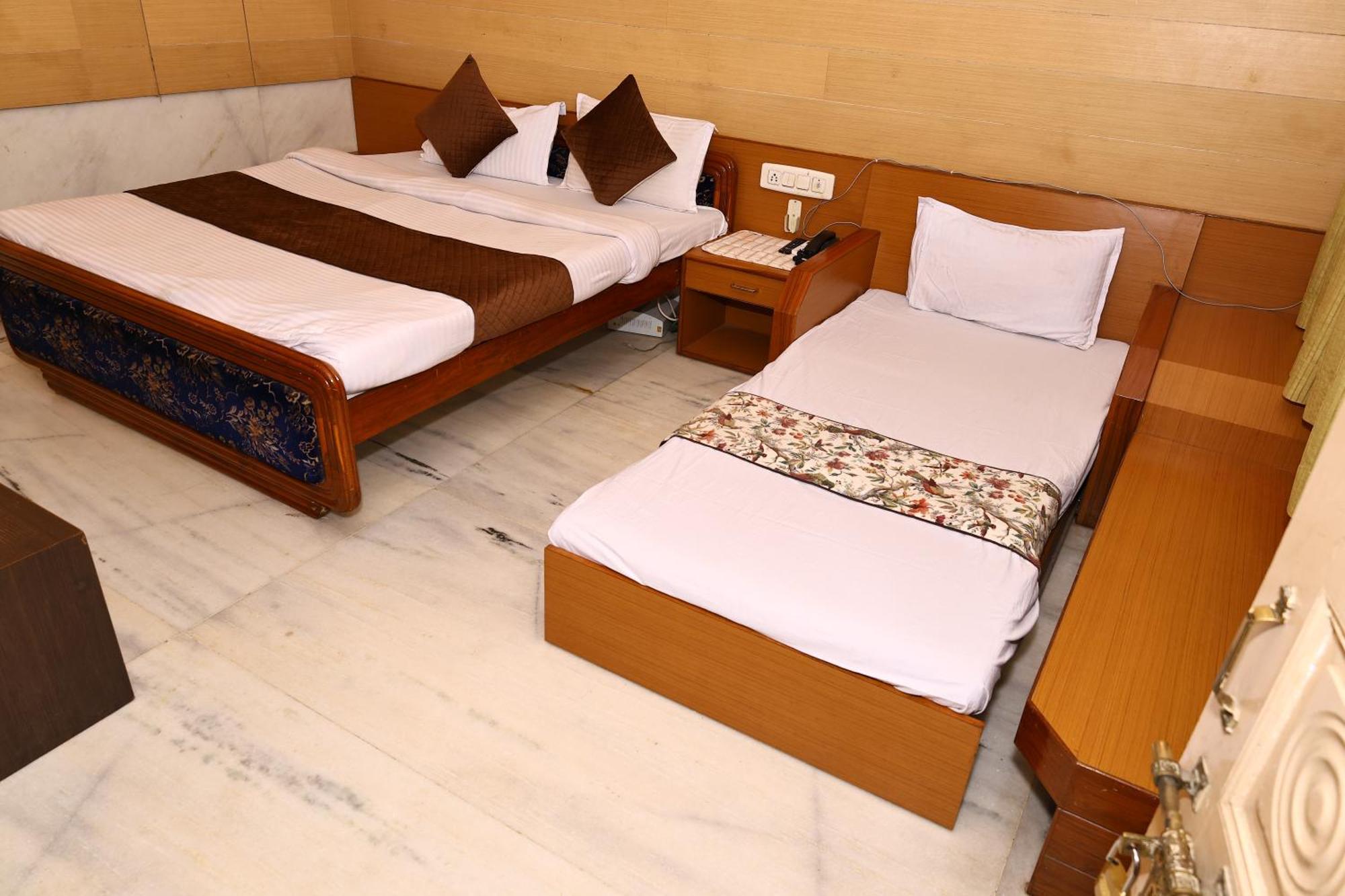 Hotel Suncity By Sharnam นาถดวารา ภายนอก รูปภาพ