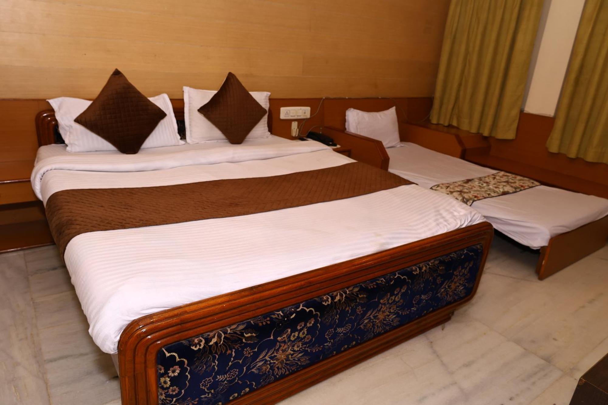 Hotel Suncity By Sharnam นาถดวารา ภายนอก รูปภาพ